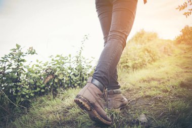 eylem yerinde bir dağ çöl iz yolda hiking. Kadın yürüyüşçüler ayakkabılar Close-up.