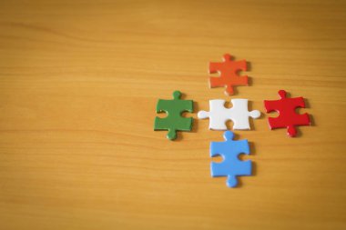 e adet ahşap doku üzerinde dört parçalı bulmaca çift arka plan