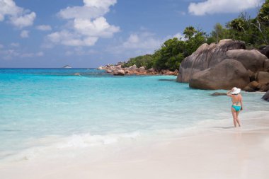 Turqouise su ve taş ile beyaz kum plaj