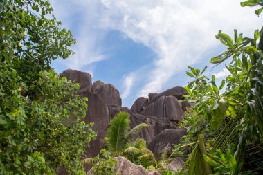 Bazı bulutlar ve büyük taşlar önünde mavi gökyüzü