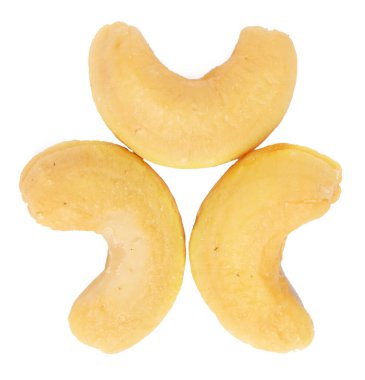 Beyaz arka planda kaju fıstığı.