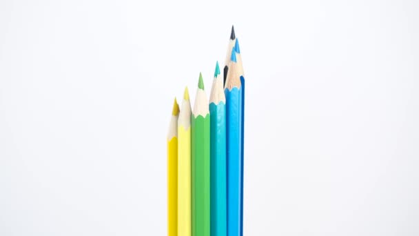 Penne colorate in legno con sfondo bianco fanno una torsione — Video Stock