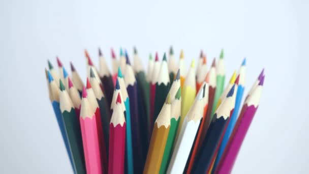 Цветные деревянные ручки на белом фоне делают поворот — стоковое видео