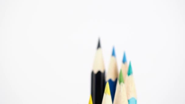 Цветные деревянные ручки на белом фоне делают поворот — стоковое видео