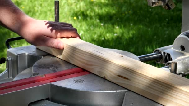 Cámara Lenta Aserrar Panel Madera Con Una Sierra Inglete — Vídeos de Stock