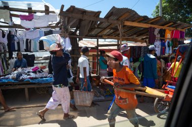 Yazı işleri. Madagaskar sokaklarında bir Rickshaw taksisi