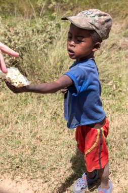 Yazı işleri. Madagaskar 'da yol kenarındaki çocuklar
