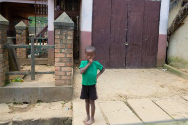 Yazı işleri. Madagaskar 'da yol kenarındaki çocuklar