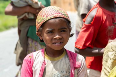 Yazı işleri. Madagaskar 'da yol kenarındaki çocuklar