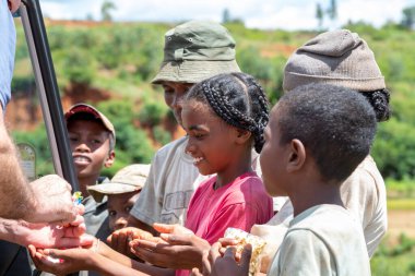 Yazı işleri. Madagaskar 'da yol kenarındaki çocuklar