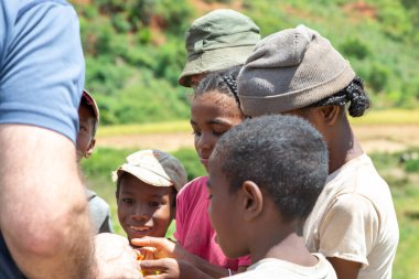Yazı işleri. Madagaskar 'da yol kenarındaki çocuklar