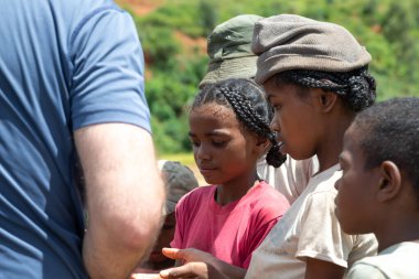 Yazı işleri. Madagaskar 'da yol kenarındaki çocuklar
