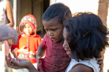 Yazı işleri. Madagaskar 'da yol kenarındaki çocuklar