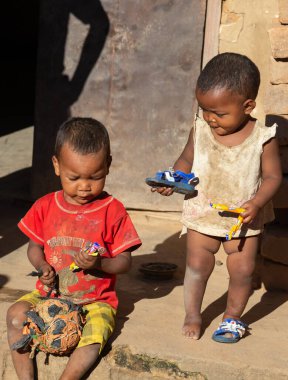 Yazı işleri. Madagaskar 'da yol kenarındaki çocuklar