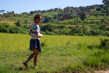 Yazı işleri. Madagaskar 'da yol kenarındaki çocuklar