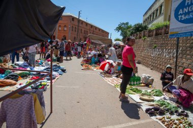Yazı işleri. Madagaskar adasında bir çok yerel ürünle bir pazar günü
