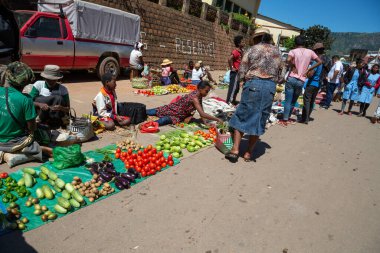 Yazı işleri. Madagaskar adasında bir çok yerel ürünle bir pazar günü