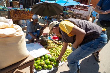 Yazı işleri. Madagaskar adasında bir çok yerel ürünle bir pazar günü