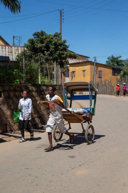 Yazı işleri. Madagaskar sokaklarında bir Rickshaw taksisi