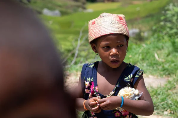 編集部 マダガスカルの道端の子供たち — ストック写真