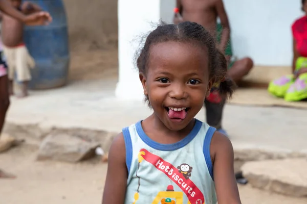 Madagaskar adasında yerel bir çocuk.
