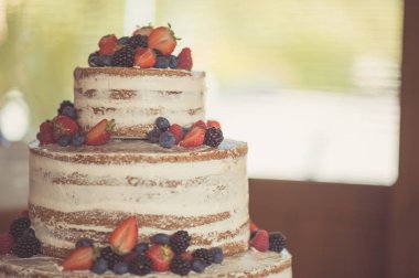 Meyveleri çıplak pasta, düğün, Doğum günü ve Etkinlikler için rustik tarzı ile dekore edilmiş.