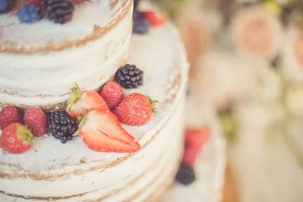 Dekoriert Durch Beeren Nackten Kuchen Rustikalen Stil Für Hochzeiten Geburtstage — Stockfoto