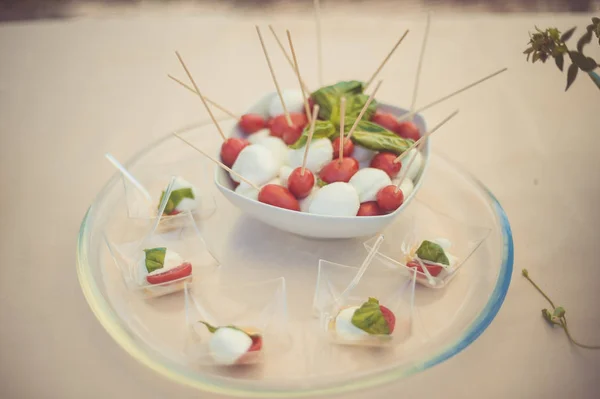 Platte Samenstelling Met Ballen Van Mozzarella Cherrytomaatjes Basilicum Glas Lade — Stockfoto