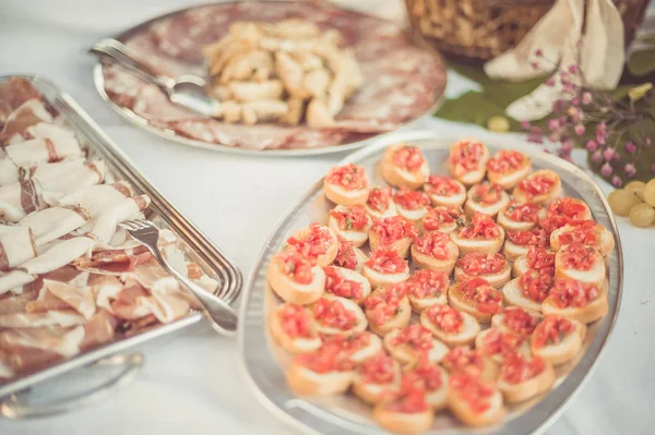 Sabrosos Aperitivos Italianos Tomate Salado Bruschetta Rebanadas Baguette Tostada Adornada —  Fotos de Stock