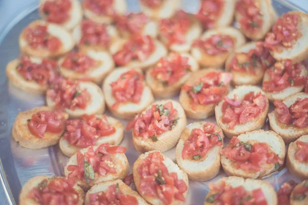 Lekkere Hartige Tomaat Italiaanse Hapjes Bruschetta Plakjes Geroosterde Baguette Gegarneerd — Stockfoto