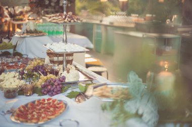 İtalyan Toskana tören tablo tipik yemekler, soğuk etler, peynir, sebze ve zarif ve şık bir atmosferde kırmızı şarap dolu