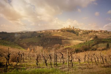 San Gimignano ortaçağdan kalma şehir manzarası ve kırsal manzara panorama günbatımında kuleleri. Siena, Toskana, İtalya.