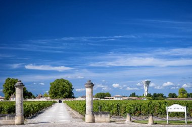 Margaux Bordeaux Fransa - 8 Temmuz 2017: Chateau Rauzan-Segla veya Chateau Rausan-Segla, bu bir şaraphane Margaux unvan Fransa'nın Bordeaux bölgesinin içinde. Chateau Rauzan-Segla da bu özellik tarafından üretilen kırmızı şarap adıdır.