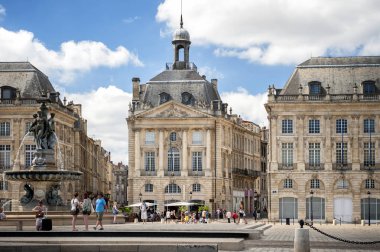 Bordeaux: Place de la Bourse bir Bordeaux ana kareler biridir. Fransızca en örnek eserleri 18. yüzyıl neoklasik sanat. Fransa