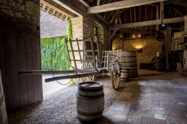 Chateau du Clos de Vougeot. Eski fıçılar bir şaraphane ve sepeti içinde Burgundy. Fransa.