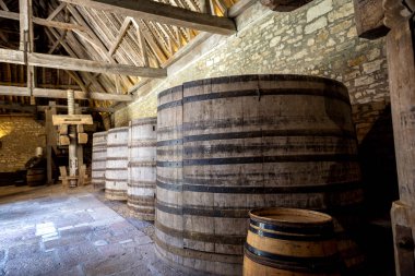 Chateau du Clos de Vougeot. Eski fıçılar bir şaraphane Burgundy. Fransa.