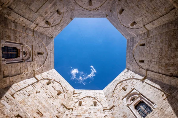 Andria - Castel del Monte, ünlü kale bir sekizgen şeklinde Kutsal Roma İmparatoru Frederick II tarafından 13. yüzyılda inşa Apulia, Güneydoğu İtalya. İtalya