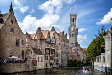 Brugge Ortaçağ tarihi şehir. Brugge sokakları ve tarihi merkezi, kanallar ve binalar. Brugge, Belçika'deki popüler turistik hedef.