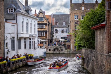 Brugge Ortaçağ tarihi şehir. Brugge sokakları ve tarihi merkezi, kanallar ve binalar. Brugge, Belçika'deki popüler turistik hedef.
