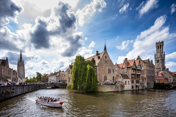 Brugge Ortaçağ tarihi şehir. Brugge sokakları ve tarihi merkezi, kanallar ve binalar. Brugge, Belçika'deki popüler turistik hedef.
