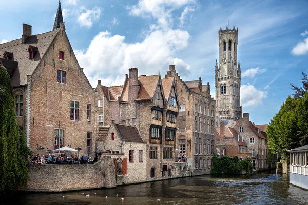 Brugge Ortaçağ tarihi şehir. Brugge sokakları ve tarihi merkezi, kanallar ve binalar. Brugge, Belçika'deki popüler turistik hedef.
