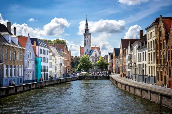 Brugge Ortaçağ tarihi şehir. Brugge sokakları ve tarihi merkezi, kanallar ve binalar. Brugge, Belçika'deki popüler turistik hedef.