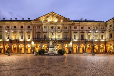 Aosta. Piazza mil Chanoux olduğunu Aosta ana meydanda. Bu şehir merkezi bölümünde bulunur ve dikdörtgen şeklinde olan Kuzey ve güneye doğru maruz uzun kenarlar ile. Val d'Aosta, İtalya
