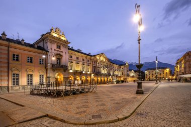 Aosta. Piazza mil Chanoux olduğunu Aosta ana meydanda. Bu şehir merkezi bölümünde bulunur ve dikdörtgen şeklinde olan Kuzey ve güneye doğru maruz uzun kenarlar ile. Val d'Aosta, İtalya