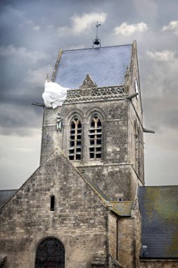 Büyük gün. Paraşütçü Kilisesi, St. Mere kilise, Normandy, Fransa asılı
