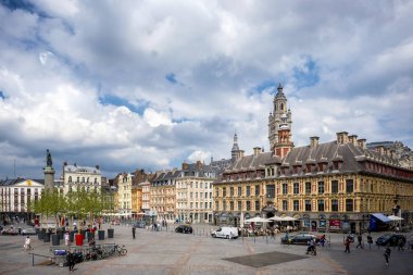 Lille: du genel de Gaulle Meydanı Eski Borsa Fransa'nın Lille kentinde bina önünde yer