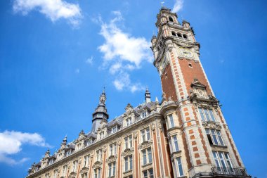 Lille: Ticaret Odası mavi gökyüzünün altında bir yaz günü Lille