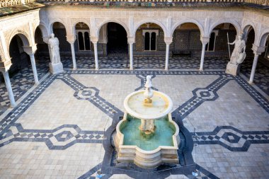 Seville, La Casa De Pilatos Müdürü veranda. Mudejar İspanyol stilinde değerli bir saray yapıdır. İspanya