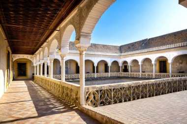 Seville, La Casa De Pilatos Müdürü veranda. Mudejar İspanyol stilinde değerli bir saray yapıdır. İspanya