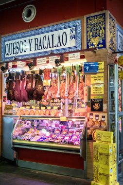 Seville İspanya-Şubat 24, 2018: Triana Pazar sembolik Plaza del Altozano, mahallemize geçidinden Seville Triana Köprüsü aracılığıyla yer alır.